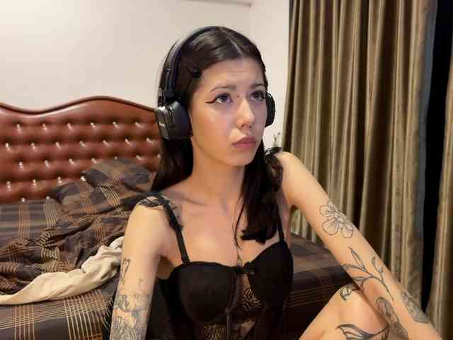 wavy_nights webcam