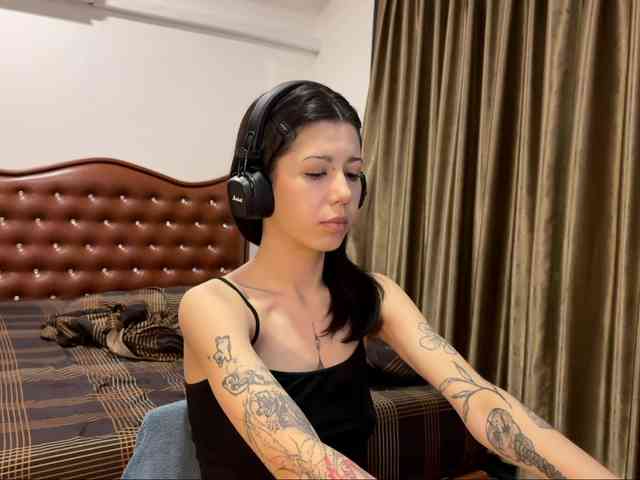 wavy_nights webcam