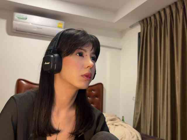 wavy_nights webcam