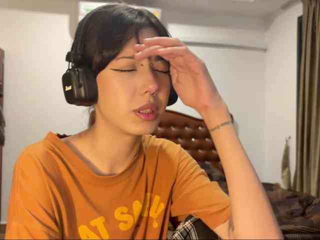 wavy_nights webcam