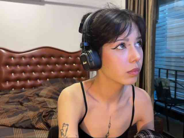 wavy_nights webcam