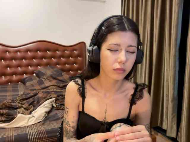 wavy_nights webcam