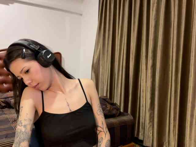 wavy_nights webcam