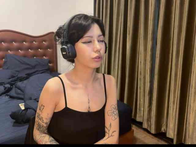 wavy_nights webcam
