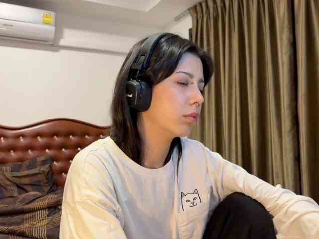 wavy_nights webcam