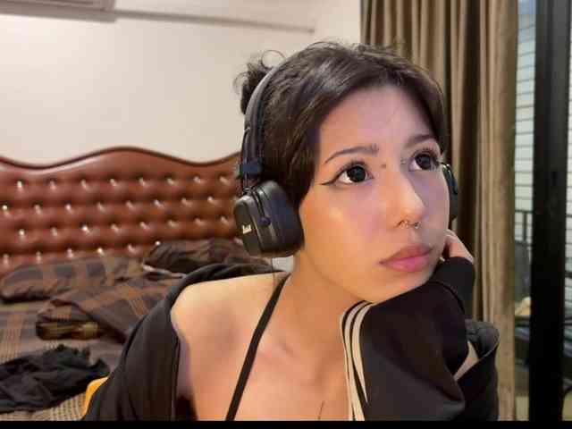 wavy_nights webcam