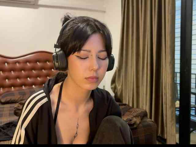 wavy_nights webcam