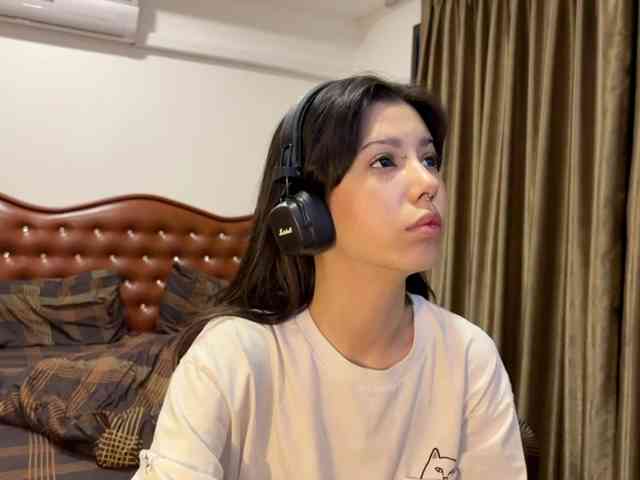 wavy_nights webcam