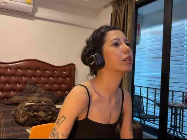wavy_nights webcam