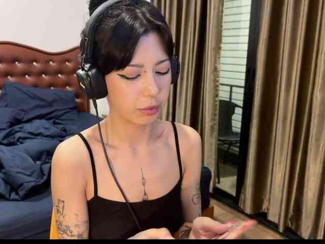 wavy_nights webcam