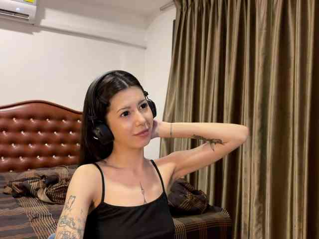 wavy_nights webcam