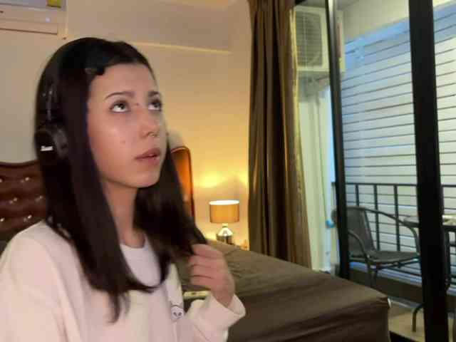 wavy_nights webcam
