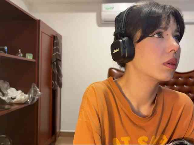 wavy_nights webcam