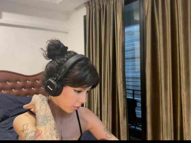 wavy_nights webcam