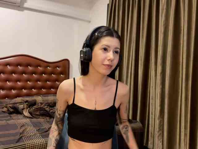 wavy_nights webcam