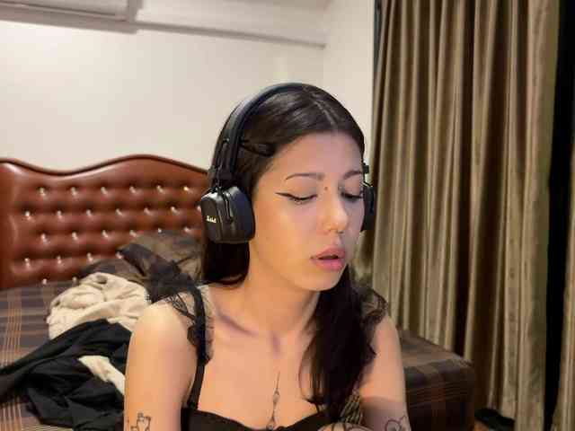 wavy_nights webcam