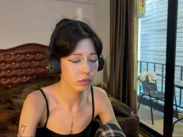 wavy_nights webcam