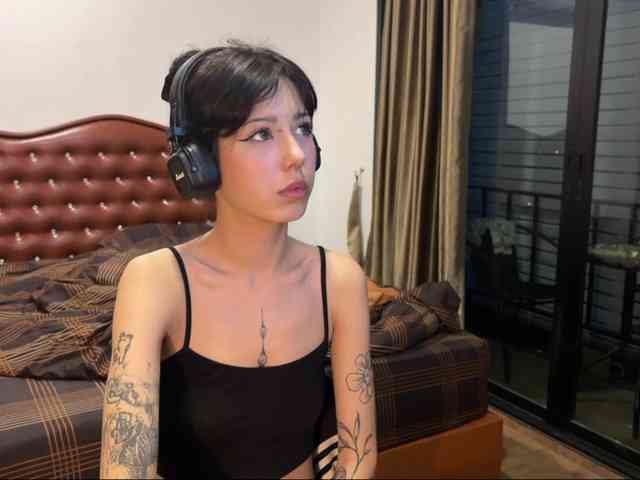 wavy_nights webcam
