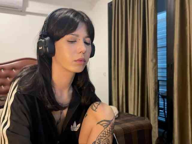 wavy_nights webcam