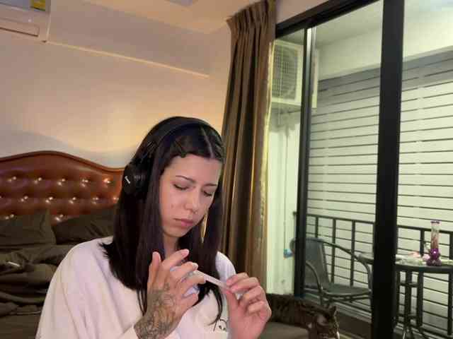 wavy_nights webcam
