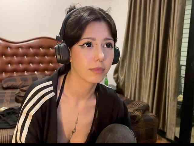 wavy_nights webcam