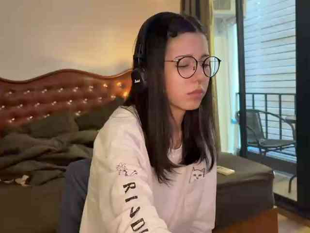 wavy_nights webcam