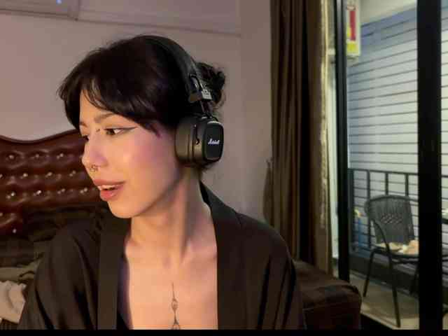 wavy_nights webcam
