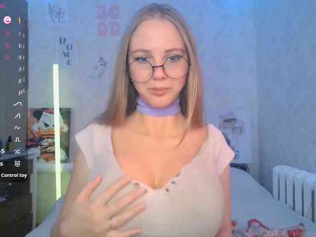 Model: ViviVivienne
