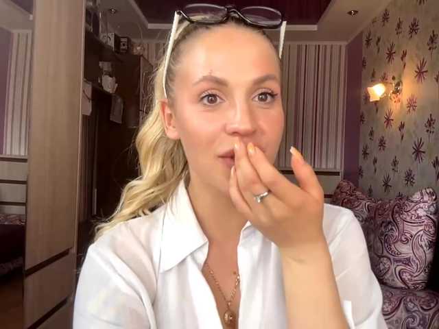 ElsyBraman live cam on BongaCams