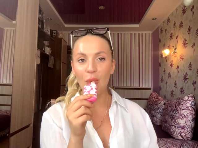 ElsyBraman live cam on BongaCams