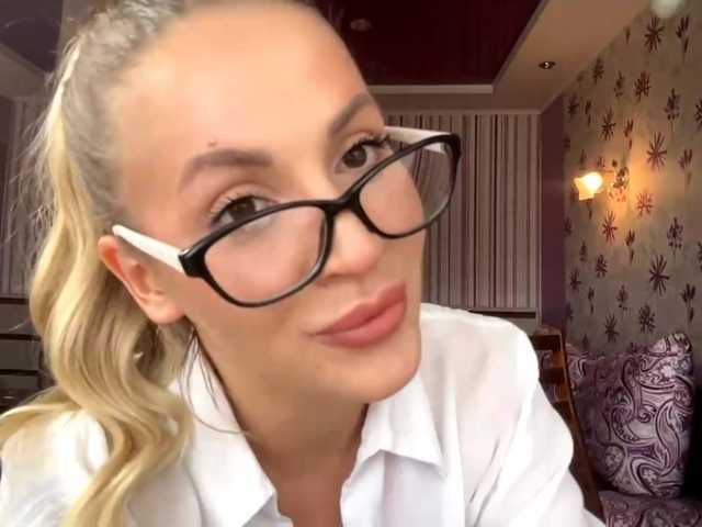 ElsyBraman live cam on BongaCams