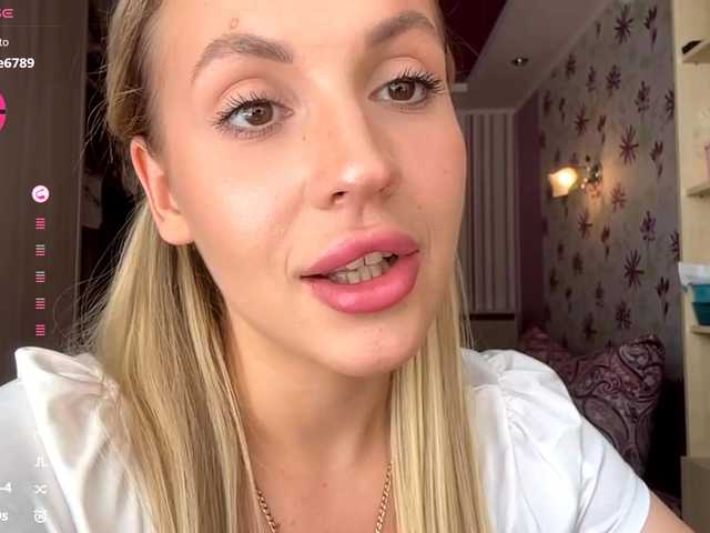 ElsyBraman live cam on BongaCams