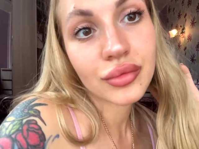 ElsyBraman live cam on BongaCams