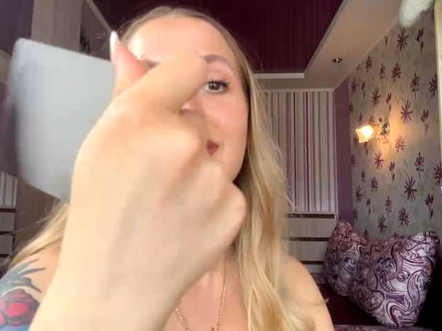 ElsyBraman live cam on BongaCams