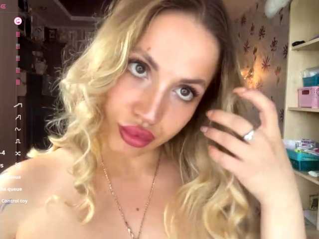 ElsyBraman live cam on BongaCams