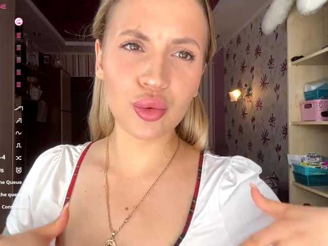 ElsyBraman live cam on BongaCams