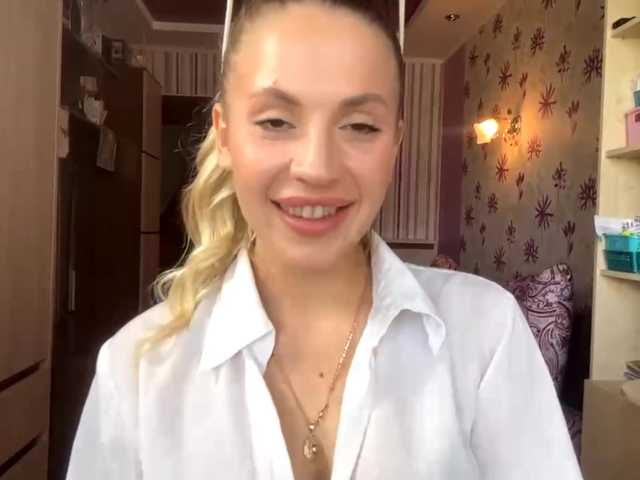 ElsyBraman live cam on BongaCams