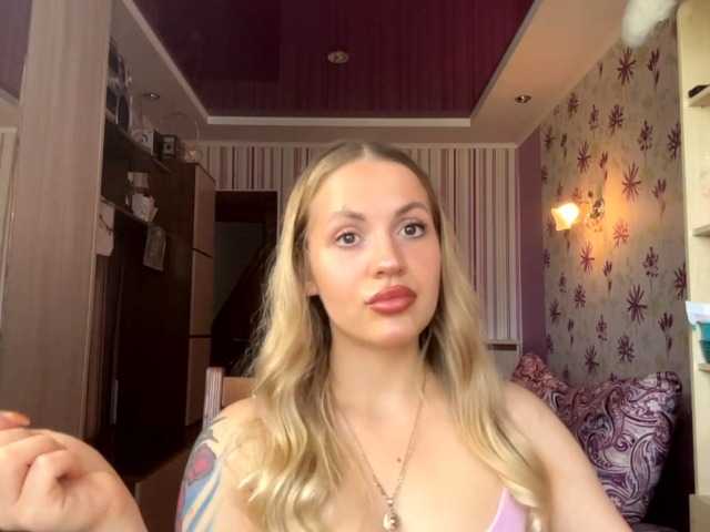 ElsyBraman live cam on BongaCams