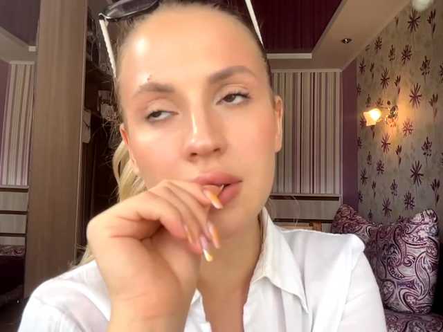 ElsyBraman live cam on BongaCams