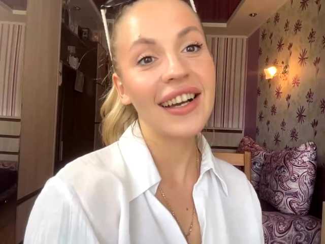 ElsyBraman live cam on BongaCams