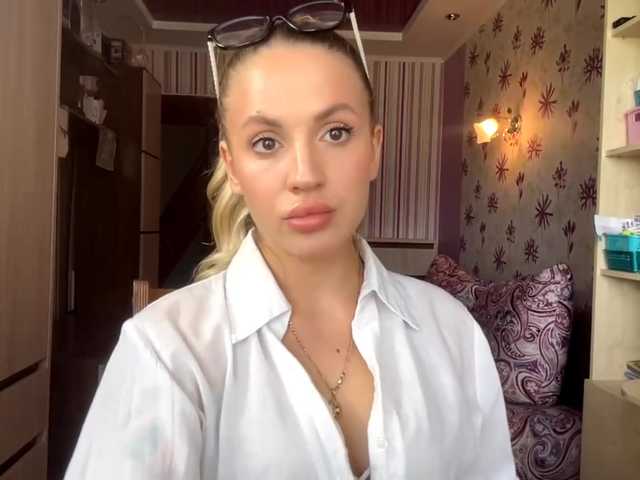 ElsyBraman live cam on BongaCams