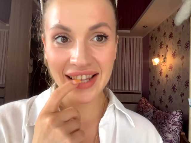 ElsyBraman live cam on BongaCams