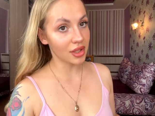 ElsyBraman live cam on BongaCams