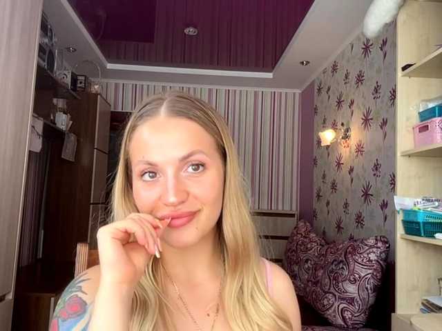 ElsyBraman live cam on BongaCams