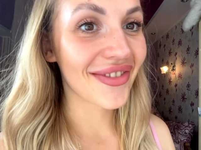 ElsyBraman live cam on BongaCams