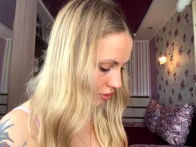 ElsyBraman live cam on BongaCams