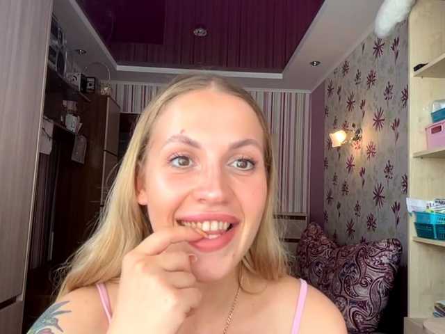 ElsyBraman live cam on BongaCams