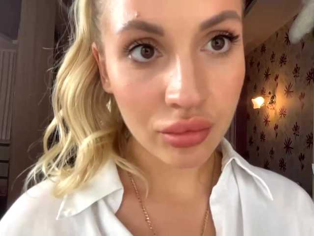 ElsyBraman live cam on BongaCams