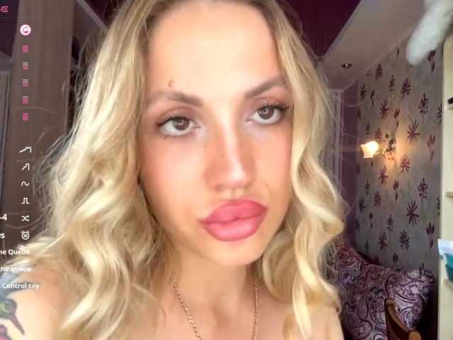 ElsyBraman live cam on BongaCams