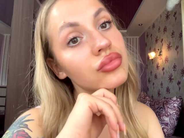 ElsyBraman live cam on BongaCams